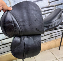 Load image into Gallery viewer, 17 1/2” MW Harry Dabbs Jaguar Jump Saddle - Black