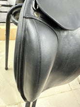 Load image into Gallery viewer, 17 1/2” Wide +2 Equipe Emporio Monoflap 2018 Dressage Saddle - Black