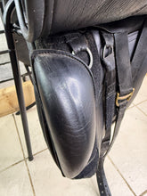 Load image into Gallery viewer, 17 1/2” Wide-XW/Changeable Gullet Kent &amp; Masters Dressage Saddle - Black