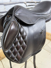 Load image into Gallery viewer, 16 1/2” MW Harry Dabbs Future Monoflap Jump Saddle - Shoulder Free - Brown