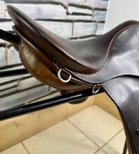 Load image into Gallery viewer, 17” 30 (MW) Stubben Siegfried GP Hunting Saddle - Brown - Suede Knees