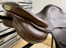 Load image into Gallery viewer, 17” 32/Wide Stubben Juventus Jump Saddle - Brown