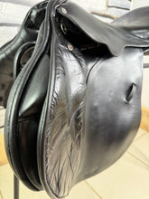 Load image into Gallery viewer, 17 1/2” Medium Lemetex ‘The Stylist’ Jump Saddle - Black