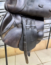 Load image into Gallery viewer, 17 1/2” MW Albion Kontrol Ultima Forward Flap Jump Saddle - Brown