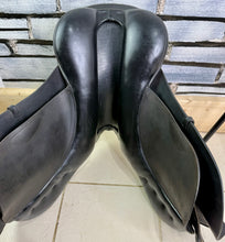 Load image into Gallery viewer, 17 1/2” Medium Albion Legend Jump Saddle - Black