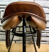 Load image into Gallery viewer, 17 1/2” Medium Santa Cruz Jump Saddle - Brown