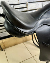 Load image into Gallery viewer, 17 1/2” MW Ideal Jessica Dressage Saddle - Black - Flocked