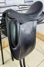 Load image into Gallery viewer, 17 1/2” Wide Stride Free Elite Dressage Saddle - Black