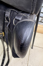 Load image into Gallery viewer, 17 1/2” Wide-XW/Changeable Gullet Kent &amp; Masters Dressage Saddle - Black
