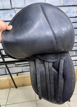 Load image into Gallery viewer, 17 1/2” XXW Thorowgood Griffin Cob GP Saddle - Black - Extra Wide - Flat Tree - 4 Straps