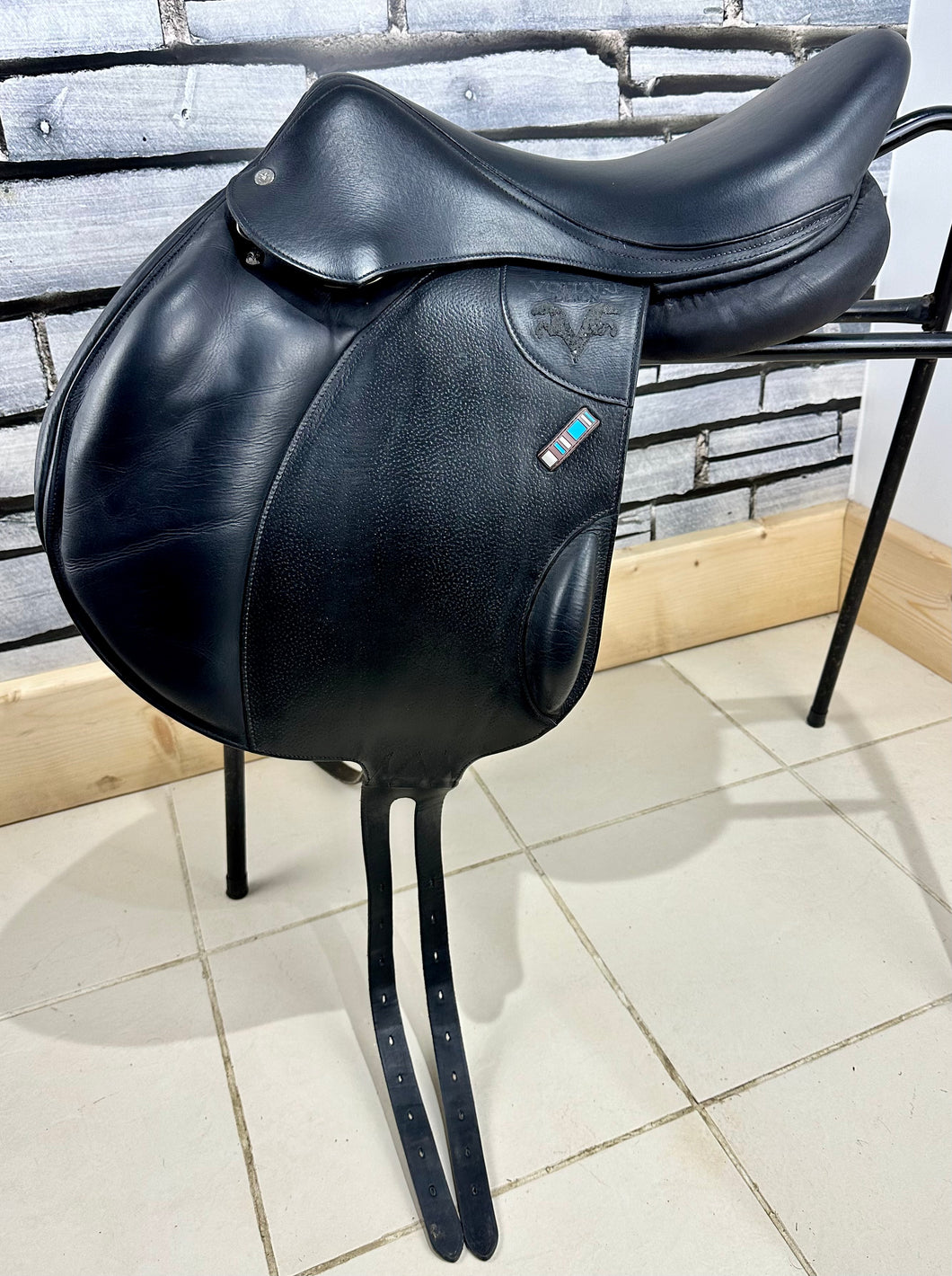 17 1/2” MW Voltaire Lexington Monoflap Jump Saddle - Black