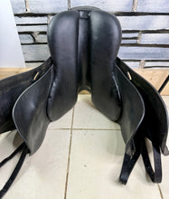 Load image into Gallery viewer, 17 1/2” Wide Penwood Close Contact Dressage Saddle - Black