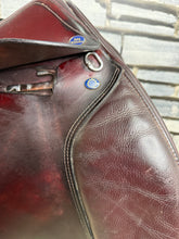 Load image into Gallery viewer, 17” Medium Prestige/John Whitaker Jump Saddle - Burgundy