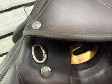Load image into Gallery viewer, 17 1/2” MW Devoucoux Chiberta O Jump Saddle - Brown