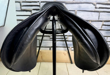 Load image into Gallery viewer, 17” Medium/Changeable Gullet Bates Caprilli Jump Saddle - Black