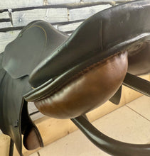 Load image into Gallery viewer, 18” 28 (MN) Stubben Siegfried C.S. Jump Saddle - Brown
