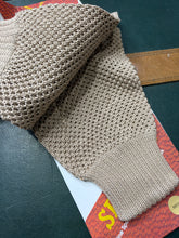 Load image into Gallery viewer, Chester Jeffries Sportac Knitted String Hunting Gloves - Fawn - Mens Medium