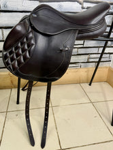 Load image into Gallery viewer, 16 1/2” MW Harry Dabbs Future Monoflap Jump Saddle - Shoulder Free - Brown