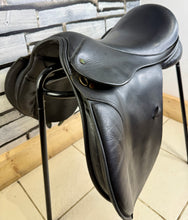 Load image into Gallery viewer, 17” XXW Hoop Tree Manor Cob GP Saddle - Black - Extra Wide - 4 Straps