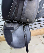 Load image into Gallery viewer, 18” XW Changeable Gullet Thorowgood Compact GP Saddle -Black- Flocked