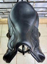 Load image into Gallery viewer, 17 1/2” Medium-MW Devoucoux Chiberta Lab Monoflap Jump Saddle - Black/Orange