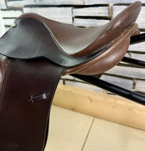 Load image into Gallery viewer, 15” XW English Hoop Tree WH Pony  Show Saddle - Brown