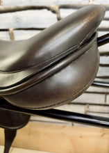 Load image into Gallery viewer, 17” MW Black Country Vinici Monoflap Jump Saddle - Brown - Flocked Close Contact
