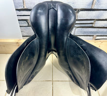Load image into Gallery viewer, 17” Medium Black Country Jump Saddle - Black