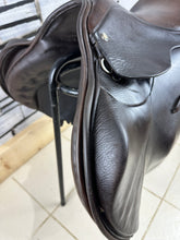 Load image into Gallery viewer, 18” Wide Quattro Jump Saddle - Brown