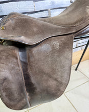 Load image into Gallery viewer, 18” Wide-XW Fylde Show/Working Hunter Saddle -Brown- Suede Top