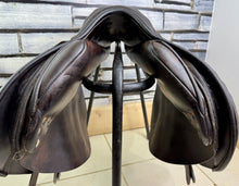 Load image into Gallery viewer, 17 1/2” MW Albion Kontact Dual/Double Flap Jump Saddle - Brown