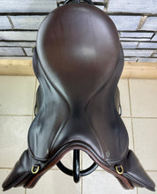 Load image into Gallery viewer, 17” Medium Farrington Burford Event Saddle - Brown