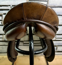 Load image into Gallery viewer, 17 1/2” 28 (M) Stubben Siegfried Extra GP/Jump Hunting Saddle - Brown