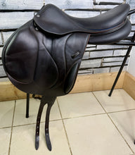 Load image into Gallery viewer, 17 1/2” MW Devoucoux Chiberta O Jump Saddle - Brown