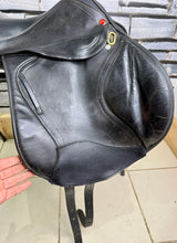 Load image into Gallery viewer, 18” MW Albion Kontact Monoflap Jump Saddle - Black - Moveable Blocks