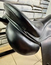 Load image into Gallery viewer, 17 1/2” Wide-XW/Changeable Gullet Kent &amp; Masters Dressage Saddle - Black
