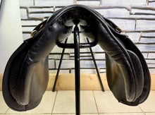 Load image into Gallery viewer, 17” XW Morris &amp; Nolan WH Working Hunter Saddle - Black - Extra Wide