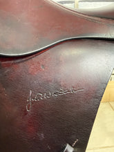 Load image into Gallery viewer, 17” Medium Prestige/John Whitaker Jump Saddle - Burgundy