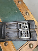 Load image into Gallery viewer, 24” Hennig Soft Padded Leather Short Mono Dressage Girth - Black