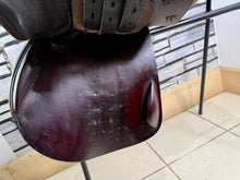 Load image into Gallery viewer, 17” Medium Prestige/John Whitaker Jump Saddle - Burgundy