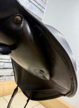 Load image into Gallery viewer, 16 1/2” MW Harry Dabbs Future Monoflap Jump Saddle - Shoulder Free - Brown