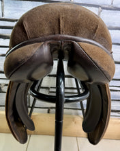 Load image into Gallery viewer, 18” MW Fylde Marjory Suede Show/Working Hunter Saddle -Brown- Suede Top