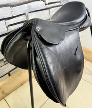 Load image into Gallery viewer, 17” Medium/Changeable Gullet Bates Caprilli Jump Saddle - Black