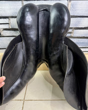 Load image into Gallery viewer, 17” MW Oakfield Saddlery GP Saddle - Black