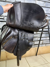 Load image into Gallery viewer, 17 1/2” MW Albion Kontrol Ultima Forward Flap Jump Saddle - Brown