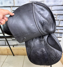 Load image into Gallery viewer, 17 1/2” MW Harry Dabbs Jaguar Jump Saddle - Black