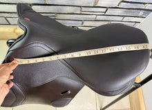 Load image into Gallery viewer, 17 1/2” MW/Changeable Gullet Kent &amp; Masters S Series Jump Saddle - Brown