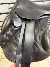 Load image into Gallery viewer, 17” MW Black Country Vinici Monoflap Jump Saddle - Brown - Flocked Close Contact