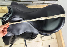 Load image into Gallery viewer, 17 1/2” Medium Heritage Yin-Yang Dressage Saddle - Black