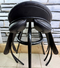 Load image into Gallery viewer, 17” M/Changeable Gullet Wintec Dressage Saddle - Black